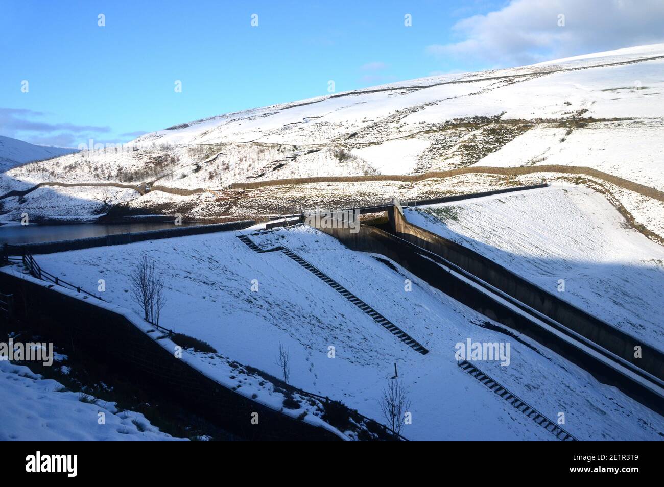 L'overflow sulla diga superiore di Ogden in inverno vicino al villaggio di Barley da Path a Pendle Hill a Ogden Clough, Lancashire. REGNO UNITO. Foto Stock