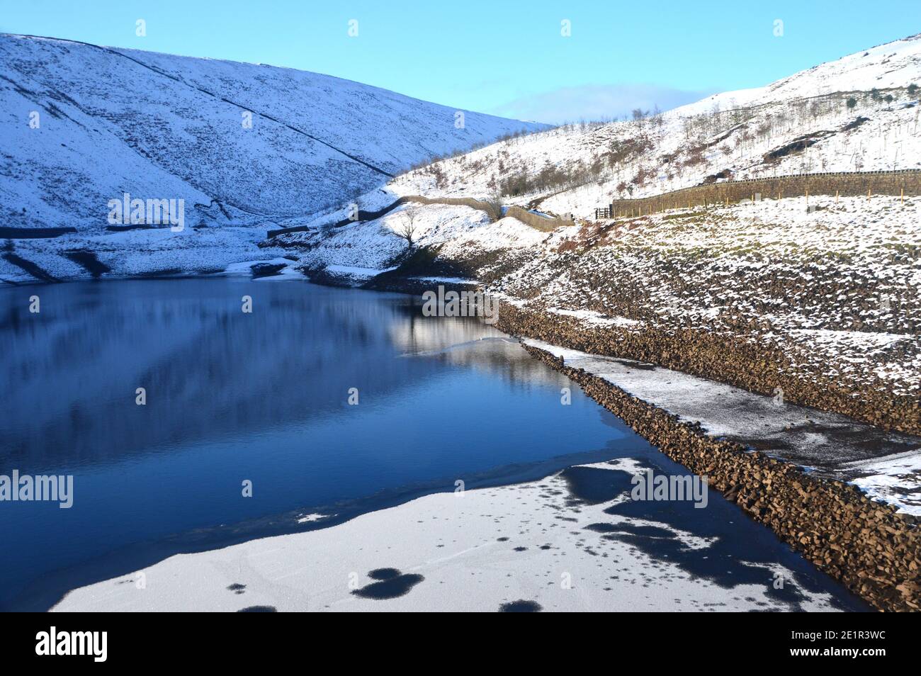 Riflessioni nel bacino idrico di Ogden superiore dal Muro della Diga in inverno vicino al Villaggio di Barley sul sentiero per Pendle Hill a Ogden Clough, Lancashire. REGNO UNITO. Foto Stock