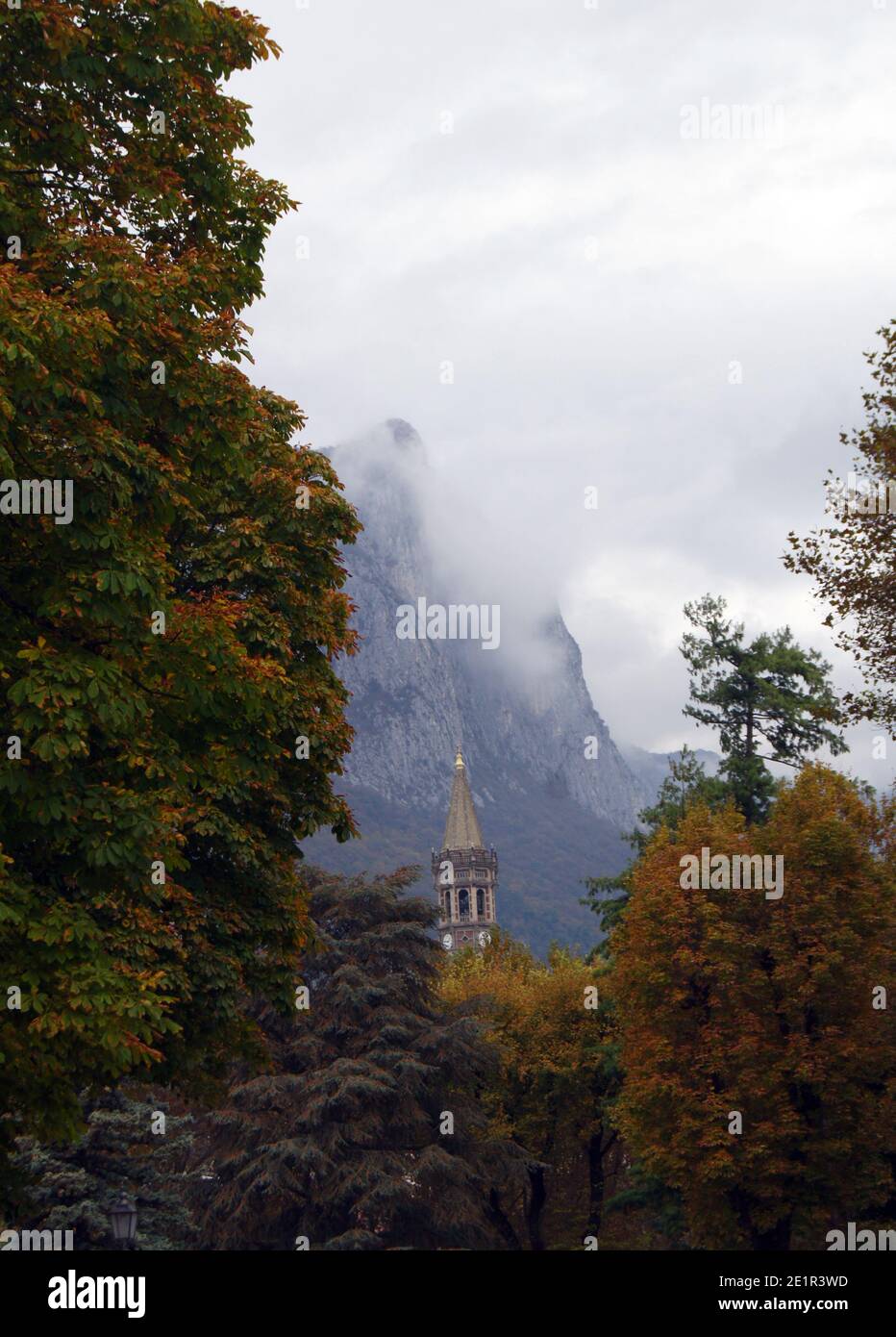 Paesaggio con il campanile in Lecco Foto Stock