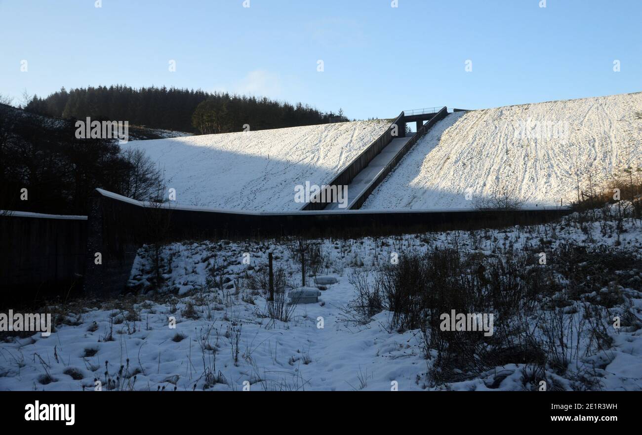 L'overflow sulla diga di Ogden inferiore in inverno vicino al villaggio di Barley dal percorso a Pendle Hill in Ogden Clough, Lancashire. REGNO UNITO. Foto Stock