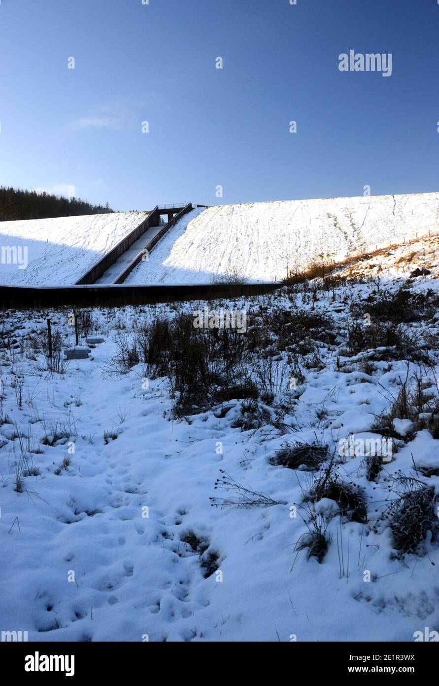 L'overflow sulla diga di Ogden inferiore in inverno vicino al villaggio di Barley dal percorso a Pendle Hill in Ogden Clough, Lancashire. REGNO UNITO. Foto Stock