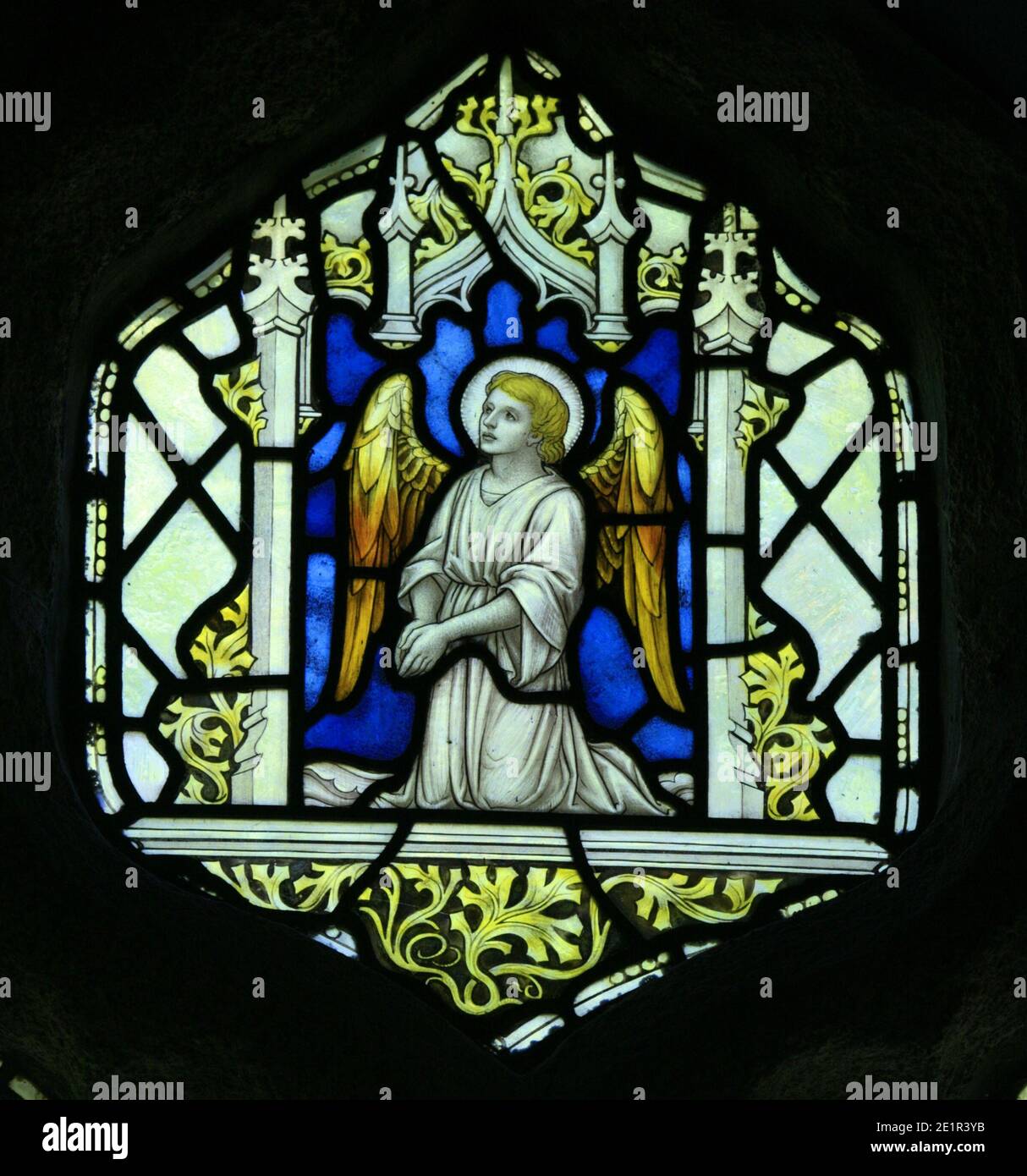 Vetrata di James Powell & Sons raffigurante un angelo che prega. Chiesa di St Juliot, vicino a Boscastle, Cornovaglia, Inghilterra Foto Stock
