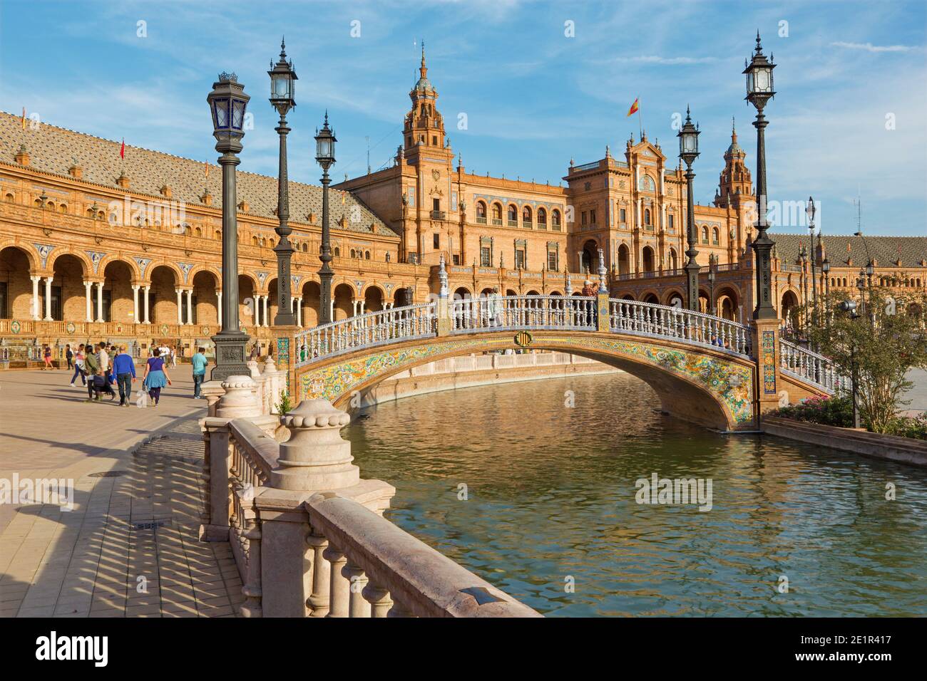 Siviglia, Spagna - 27 ottobre 2014: Plaza de Espana piazza progettata da Anibal Gonzalez (1920s) in Art Deco e stile Neo-Mudejar. Foto Stock