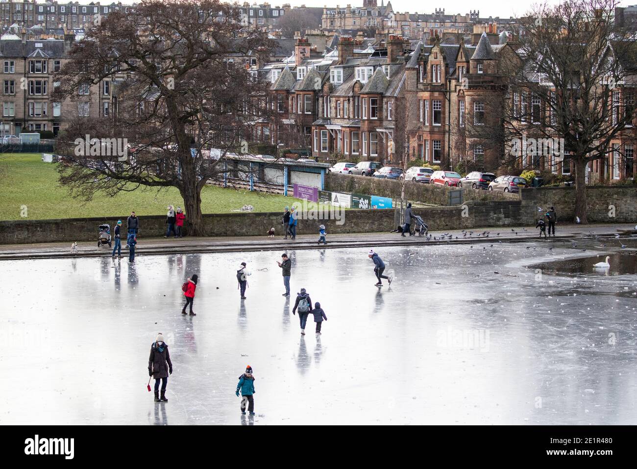 Persone sul laghetto congelato in Inverleith Park, Edimburgo. Foto Stock