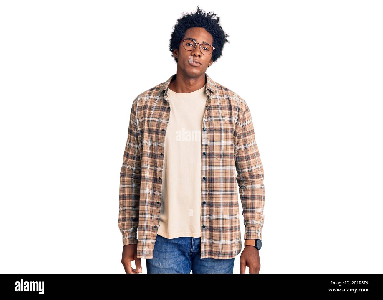Bell'uomo afroamericano con capelli afro che indossano abiti casual e occhiali che osservano sonnolento e stanco, esausto per fatica e sbornia, occhio pigro Foto Stock