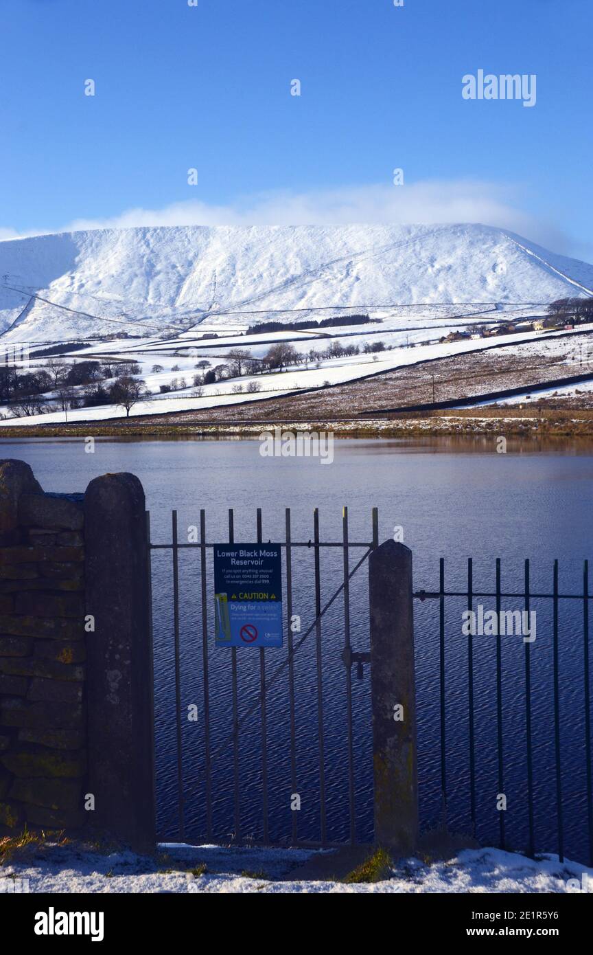 Parete di pietra asciutta /porta di ferro e collina di Pendle dal serbatoio di muschio nero inferiore in inverno vicino al villaggio di Barley, Pendle, Lancashire. REGNO UNITO. Foto Stock