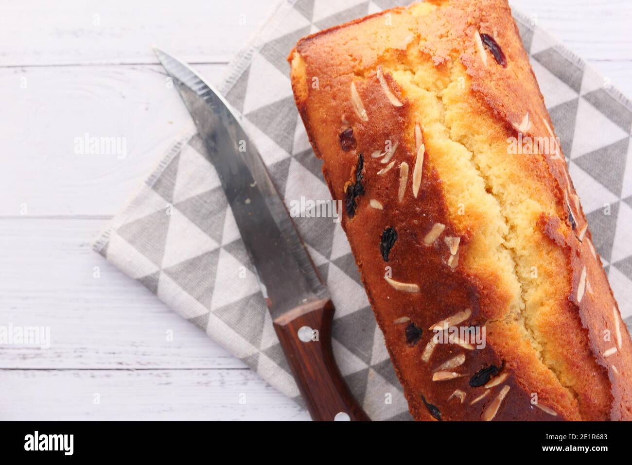 vista dall'alto della torta fatta in casa sul tavolo Foto Stock