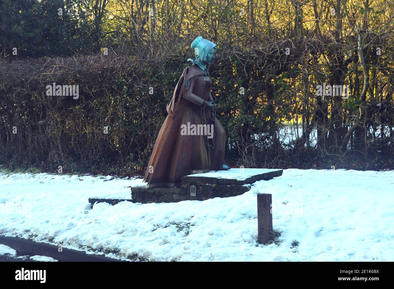 Statua di Alice Nutter una delle streghe di Pendle sulla strada da provare per Murder & Witchcraft nel villaggio di Roughlee, Pendle, Lancashire, Inghilterra. Foto Stock