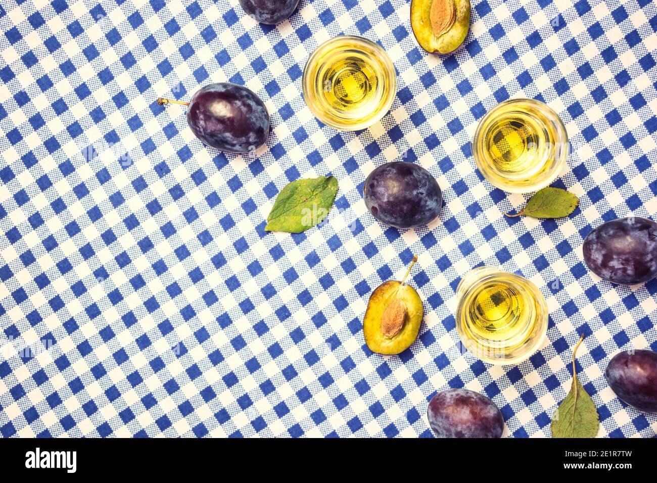 Rakija, raki o rakia è un tipo di brandy di bevanda alcolica forte balcanica a base di frutta fermentata. Rakia prugna sul tavolo, vista dall'alto. Foto Stock