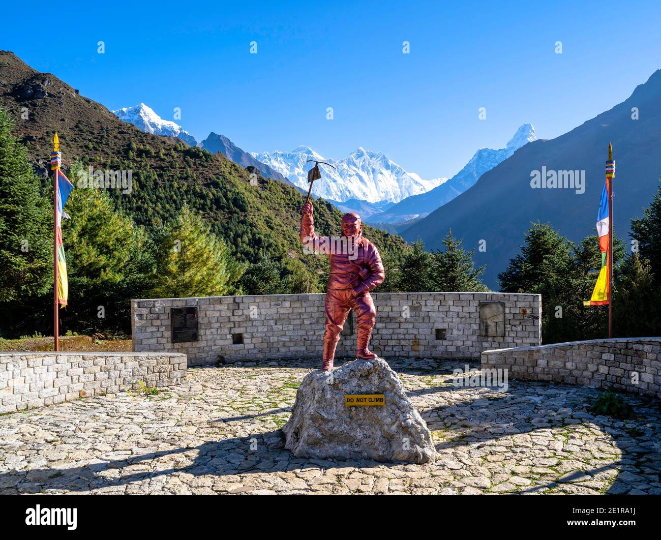 Viaggio ad alta quota / fotografia di paesaggio durante una spedizione di trekking e arrampicata attraverso l'Himalaya in Nepal. Foto Stock