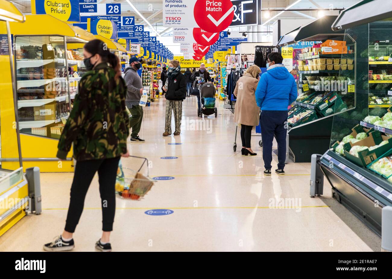 REGNO UNITO. 8 gennaio 2021. Acquirenti visto all'interno di un supermercato in Galles. Il nuovo, altamente contagioso ceppo del virus ha preso una posizione di rilievo in Galles. Un test su quattro torna positivo. La restrizione di livello quattro è serrata e il blocco continuerà fino al 29 gennaio. Credit: SOPA Images Limited/Alamy Live News Foto Stock