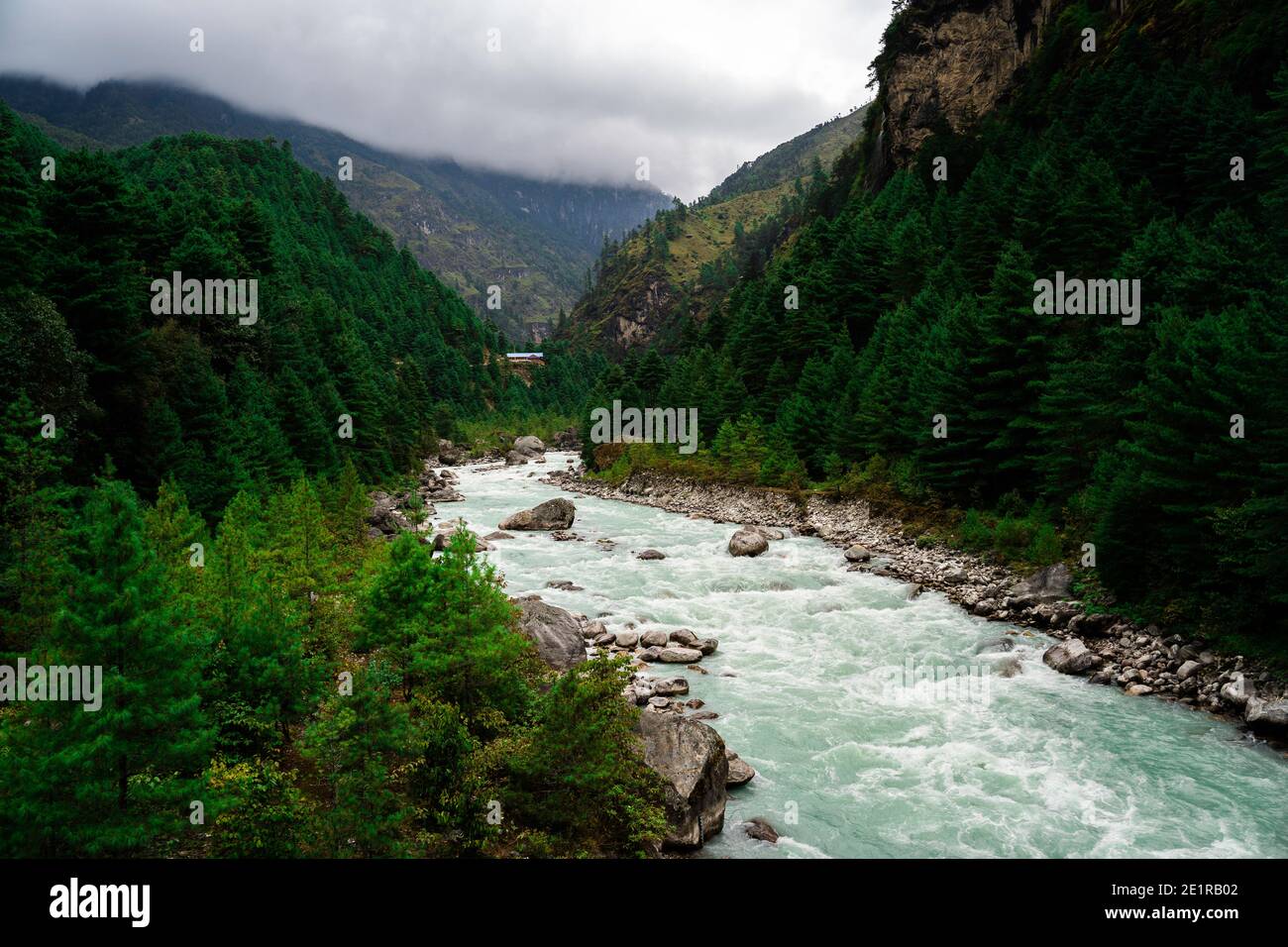 Viaggio ad alta quota / fotografia di paesaggio durante una spedizione di trekking e arrampicata attraverso l'Himalaya in Nepal. Foto Stock