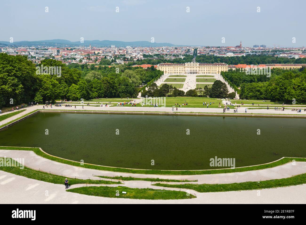 Vista ad alto angolo sul grande parco del Palazzo di Schoenbrunn a Vienna, Austria. Foto Stock