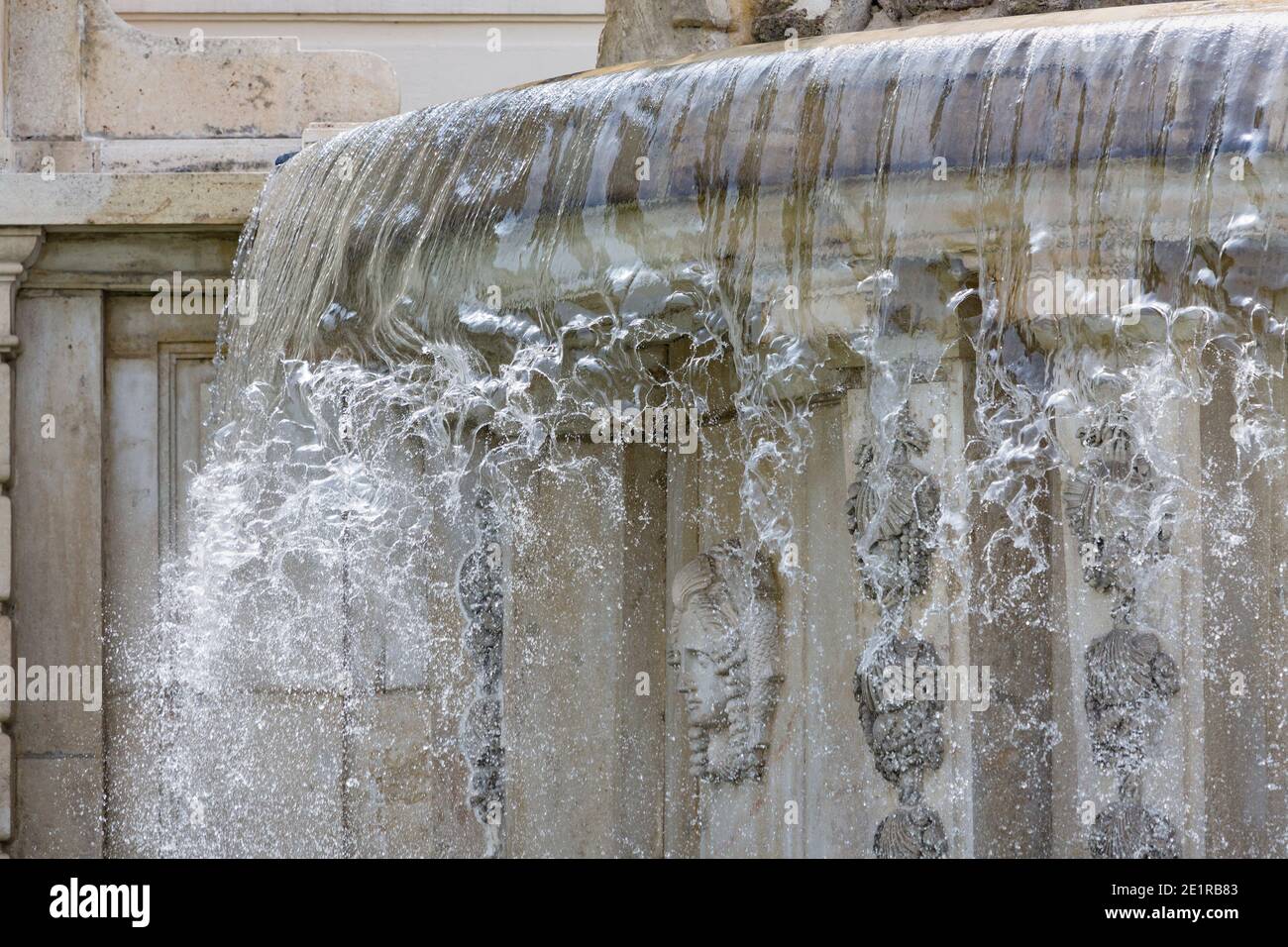 Particolare della grande fontana del nettuno nel parco del Palazzo di Schoenbrunn a Vienna, in Austria. Foto Stock