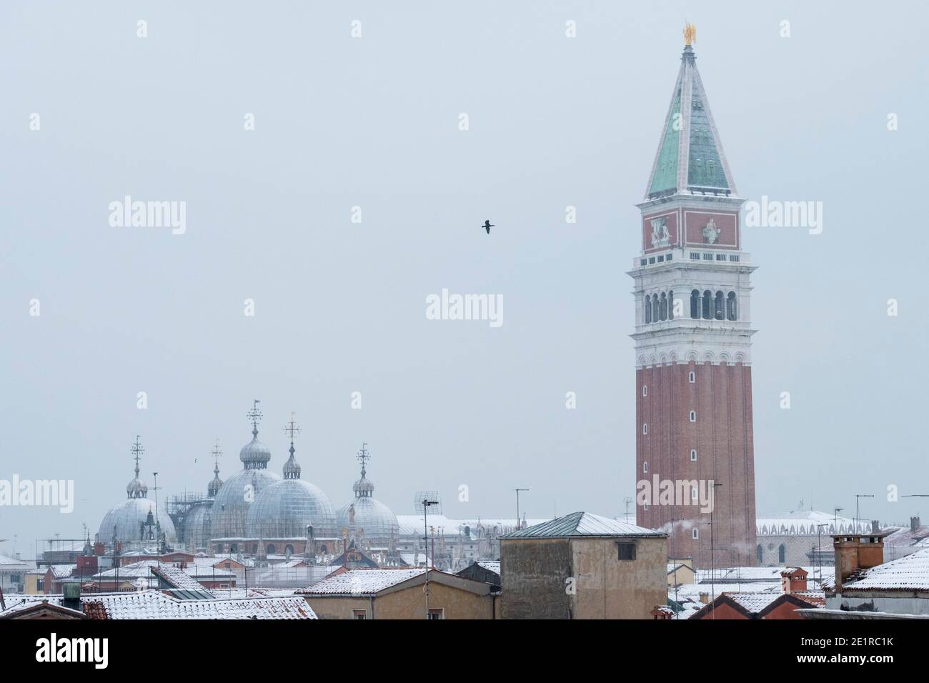 Tetti della Basilica di San Marco e del Campanile rivestiti di neve Foto Stock