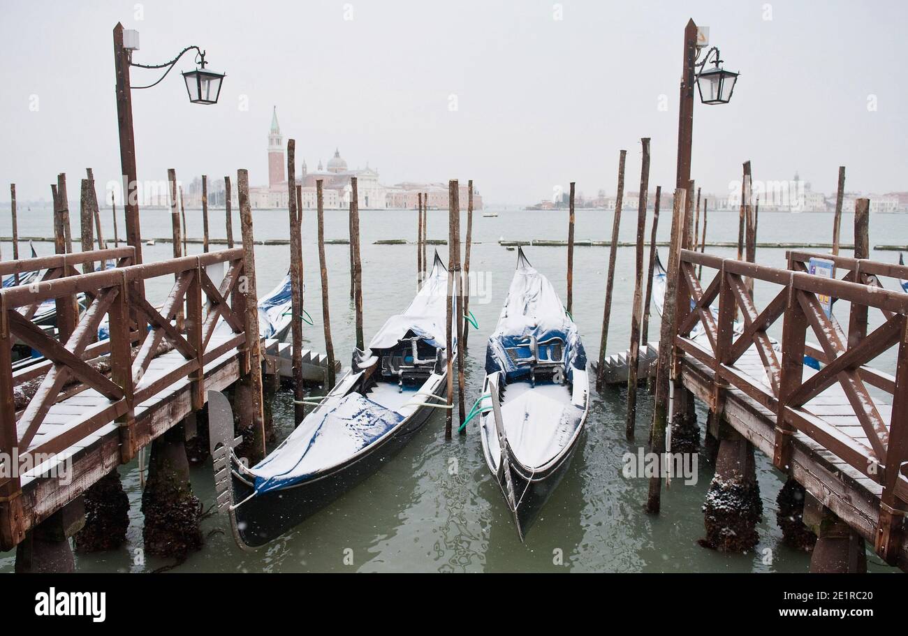 Gondole e pontoni rivestiti di neve, Venezia Italia Foto Stock