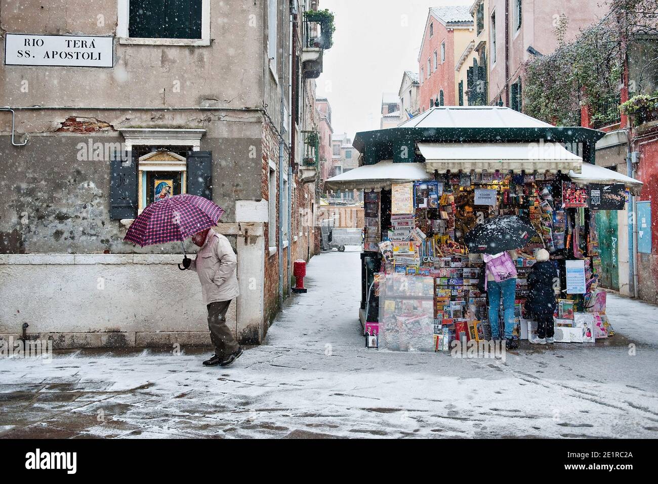 Una calle e un edicola in vendita nella neve, Venezia Italia Foto Stock