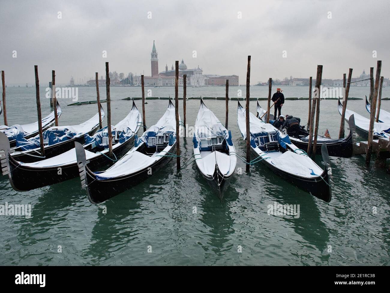 Gondola rivestita di neve, Venezia Italia Foto Stock