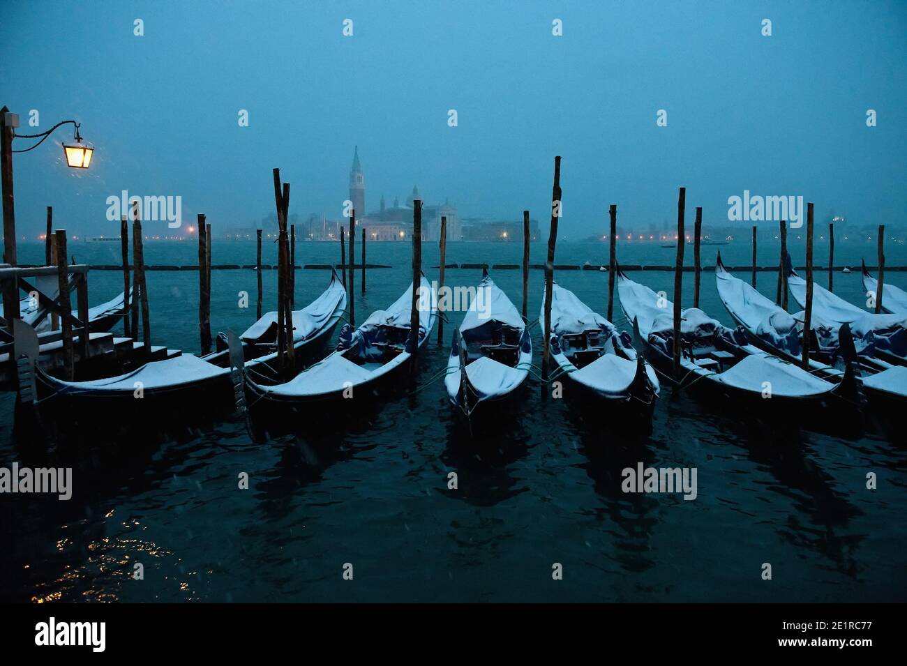 Gondole coperte di neve, Venezia Italia Foto Stock