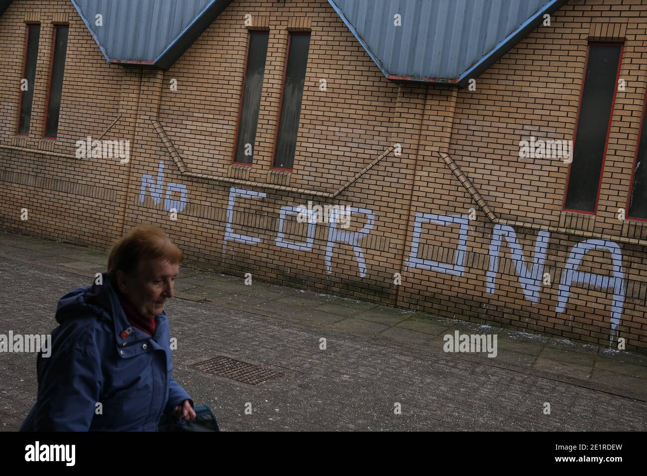 Glasgow, Regno Unito, 9 gennaio 2021. Nella settimana in cui il Regno Unito ha visto registrare un numero record di casi di Covid-19, e il numero record giornaliero di decessi, teoria del complotto graffiti che dichiarano Corona Virus una truffa è apparso sulle pareti della DrumChapel nel nord della città. Photo credit: Jeremy Sutton-Hibbert/Alamy Live News Foto Stock