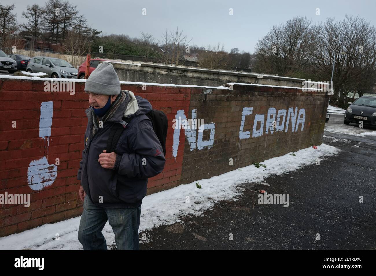 Glasgow, Regno Unito, 9 gennaio 2021. Nella settimana in cui il Regno Unito ha visto registrare un numero record di casi di Covid-19, e il numero record giornaliero di decessi, teoria del complotto graffiti che dichiarano Corona Virus una truffa è apparso sulle pareti della DrumChapel nel nord della città. Photo credit: Jeremy Sutton-Hibbert/Alamy Live News Foto Stock