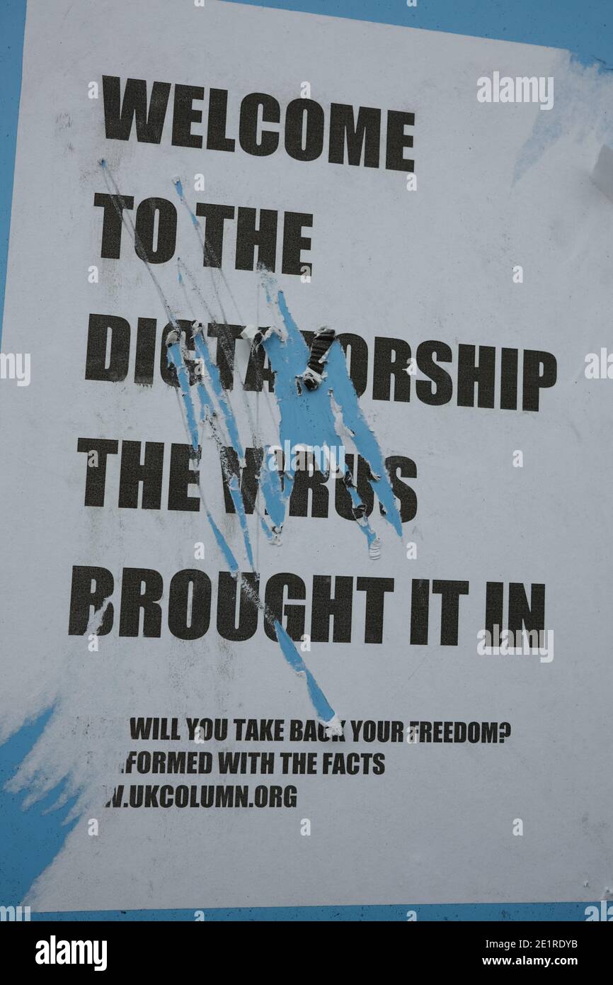 Glasgow, Regno Unito, 9 gennaio 2021. Nella settimana in cui il Regno Unito ha visto registrare un numero record di casi di Covid-19, e il numero record giornaliero di decessi, teoria del complotto graffiti che dichiarano Corona Virus una truffa è apparso sulle pareti della DrumChapel nel nord della città. Photo credit: Jeremy Sutton-Hibbert/Alamy Live News Foto Stock