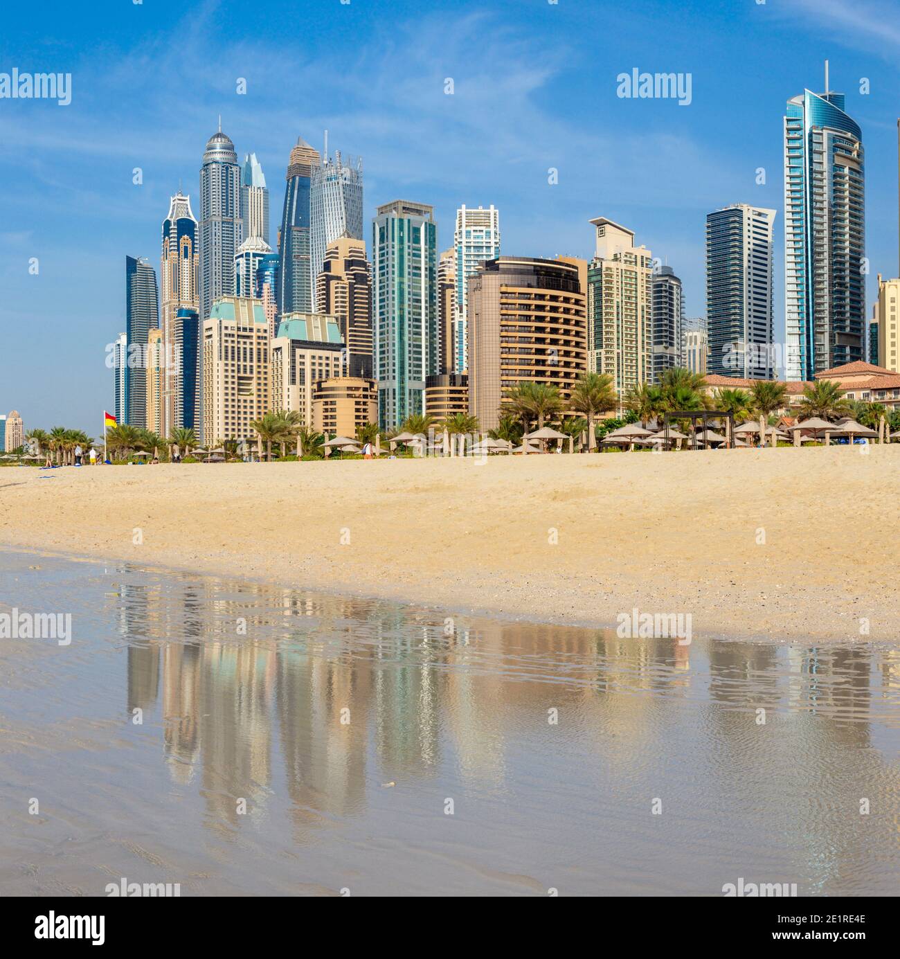 Dubai - La Marina Towers da spiaggia. Foto Stock