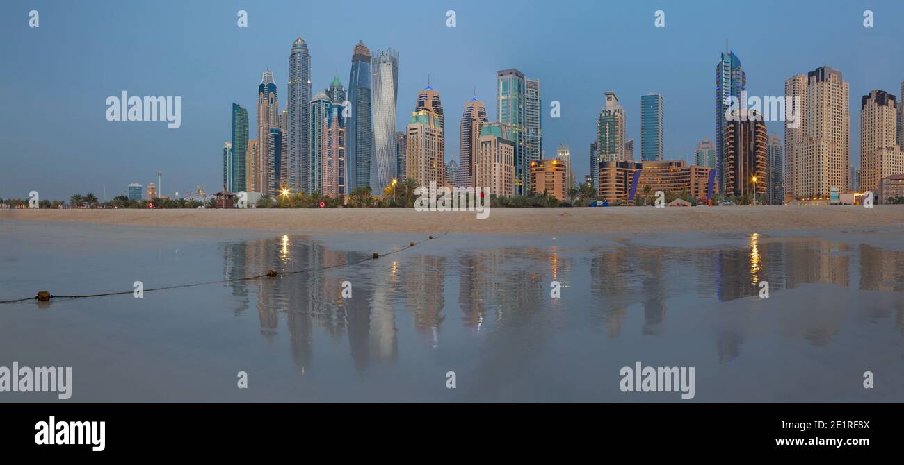 Dubai - il panorama di Marina Towers da spiaggia. Foto Stock