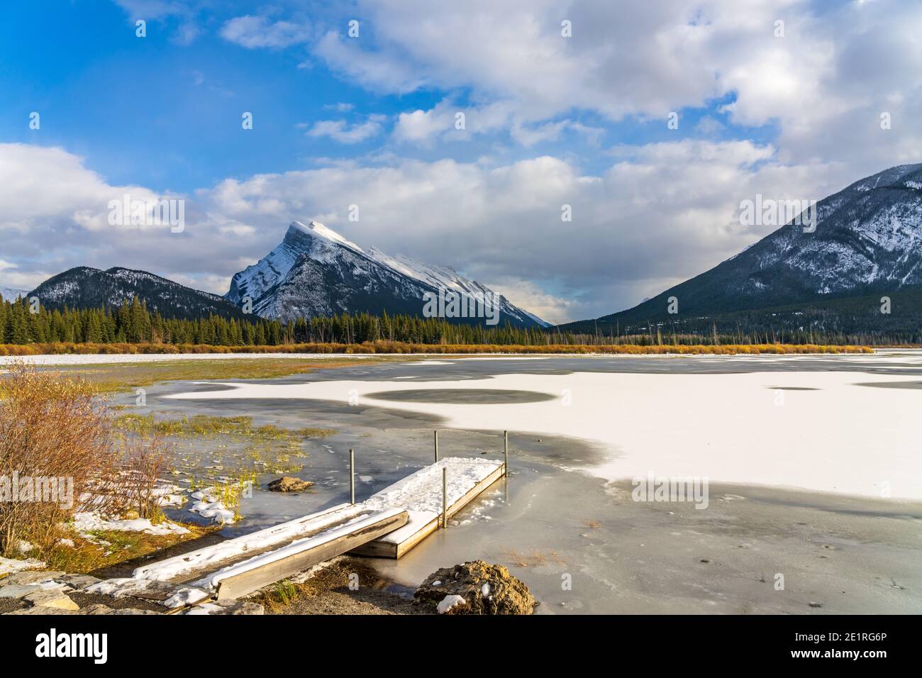 Banff National Park splendido paesaggio, Vermilion Lakes congelati in inverno. Canadian Rockies, Alberta, Canada. Monte Rundle innevato sullo sfondo. Foto Stock