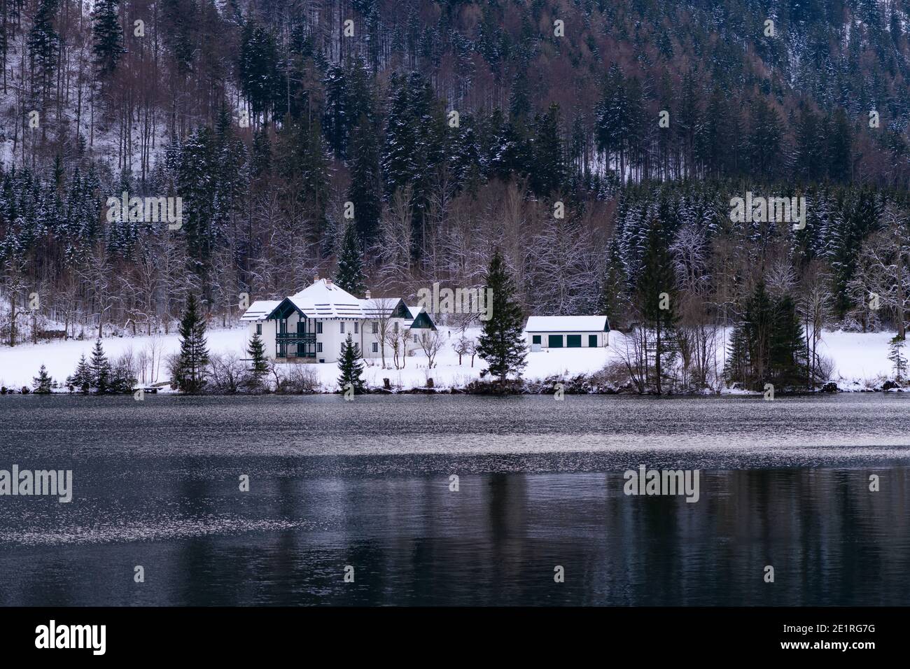 foresta casa vicino lago vorderer langbathsee nell'alta austria regione salzkammergut Foto Stock