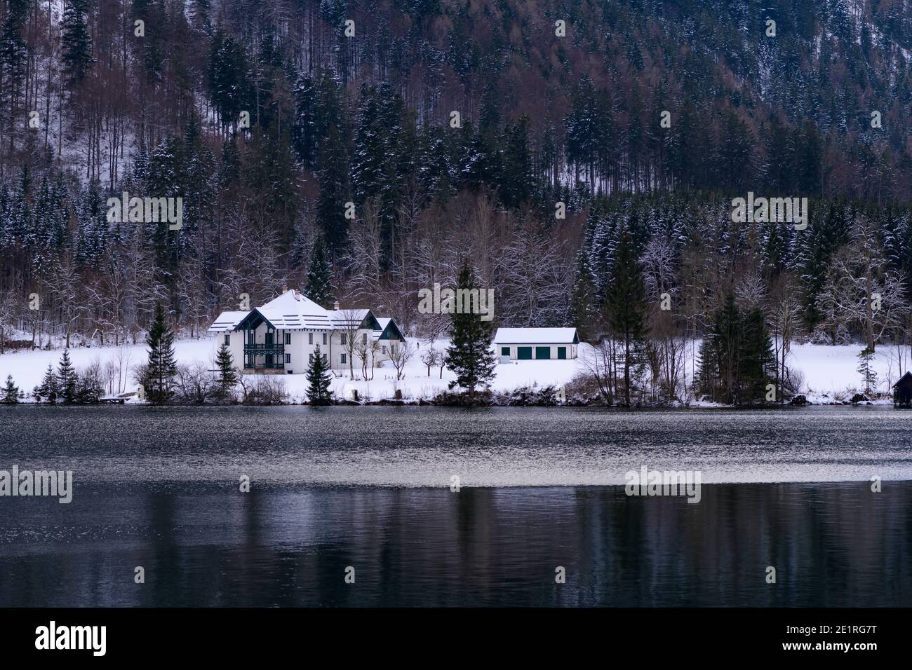 foresta casa vicino lago vorderer langbathsee nell'alta austria regione salzkammergut Foto Stock