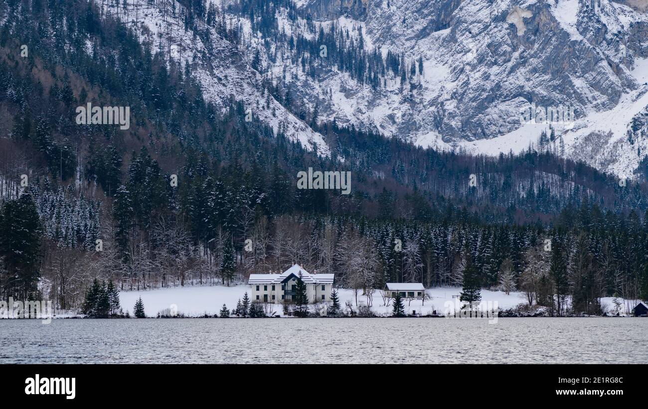 foresta casa vicino lago vorderer langbathsee nell'alta austria regione salzkammergut Foto Stock