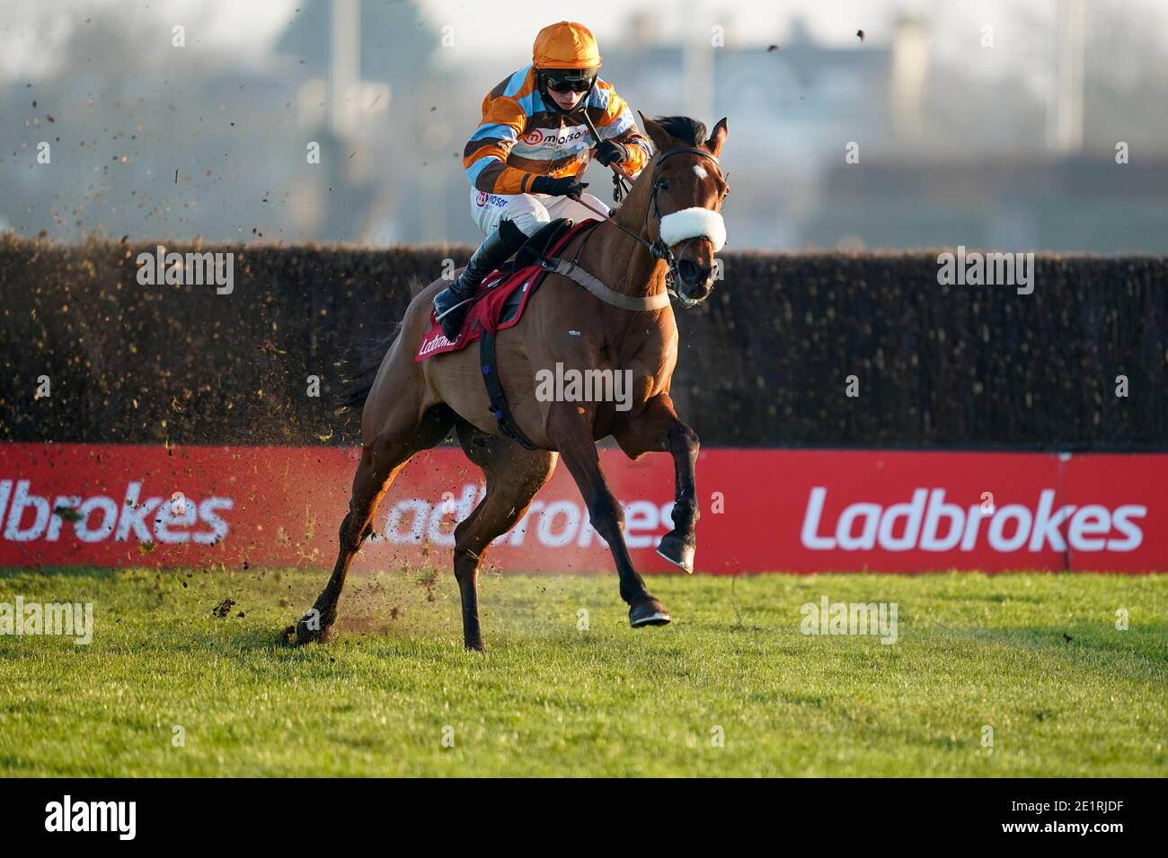 Il maestro Tommytucker guidato da Harry Cobden ha liberato l'ultimo a vincere la Ladbrokes Silviniaco conti Chase, all'ippodromo di Kempton Park. Foto Stock