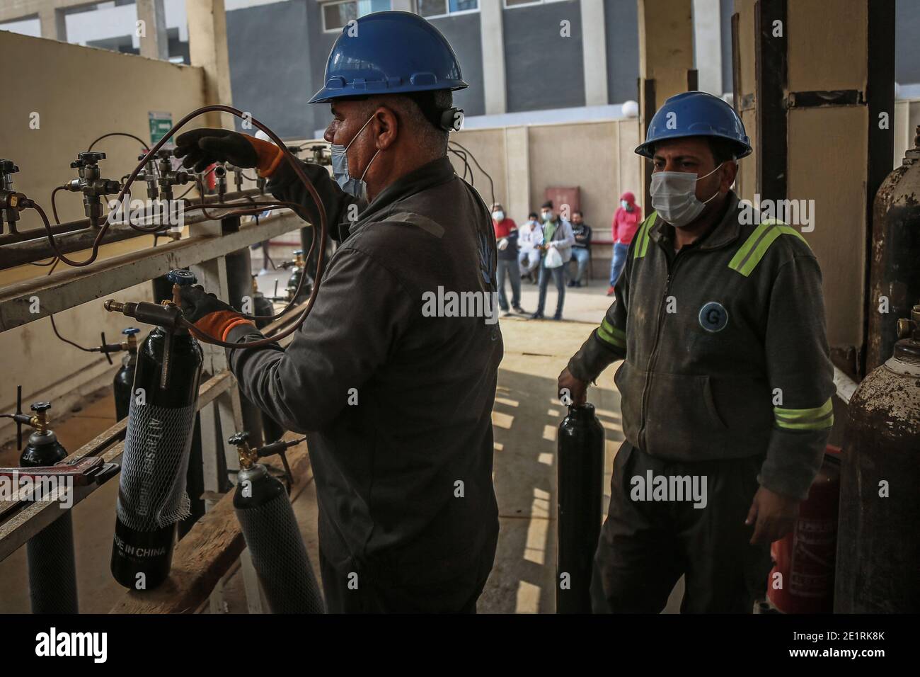 Cairo, Egitto. 09 gennaio 2021. Un lavoratore riempie bombole di ossigeno nello stabilimento del Gulf Gases Group per la produzione di ossigeno a Nasr City. Il Factury fornire ossigeno per soddisfare la crescente domanda di uso in case o strutture sanitarie. Credit: Fadel Dawod/dpa/Alamy Live News Foto Stock