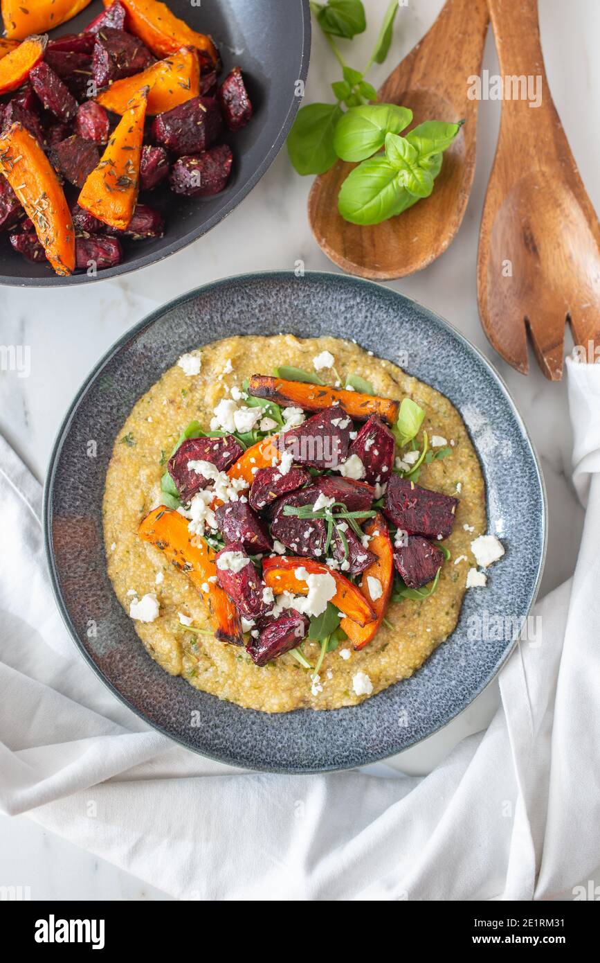 cibo sano a base di piante, verdure arrosto vegane con piatto di polenta Foto Stock