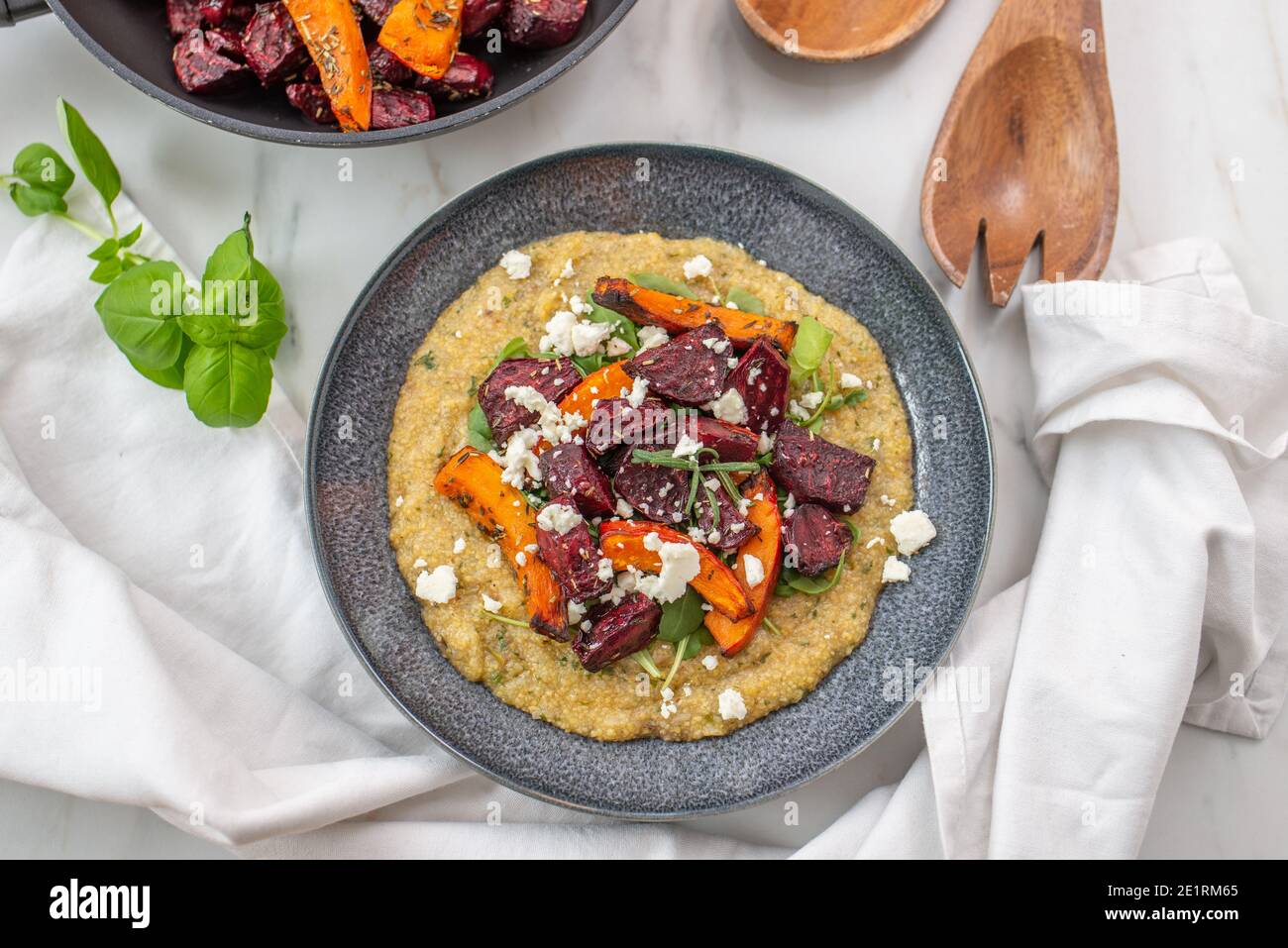 cibo sano a base di piante, verdure arrosto vegane con piatto di polenta Foto Stock