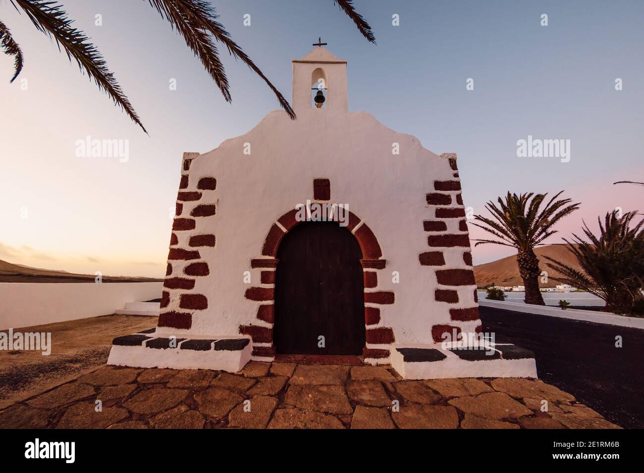 29 luglio 2020. 29 luglio 2020. Lanzarote, Spagna. La vecchia chiesa nel villaggio di la Vegueta dopo il tramonto Foto Stock
