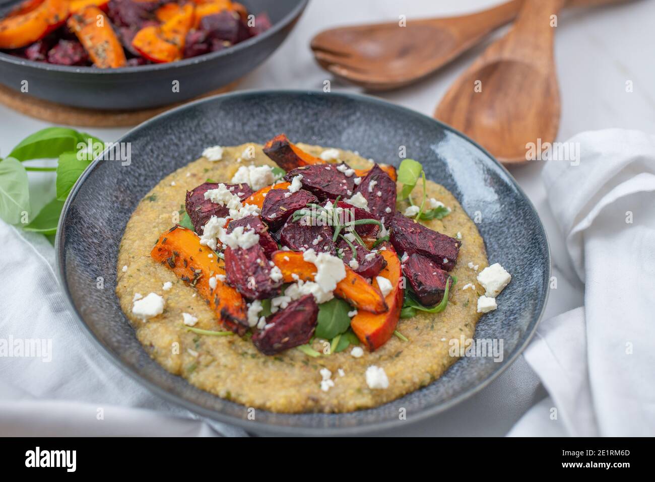 cibo sano a base di piante, verdure arrosto vegane con piatto di polenta Foto Stock