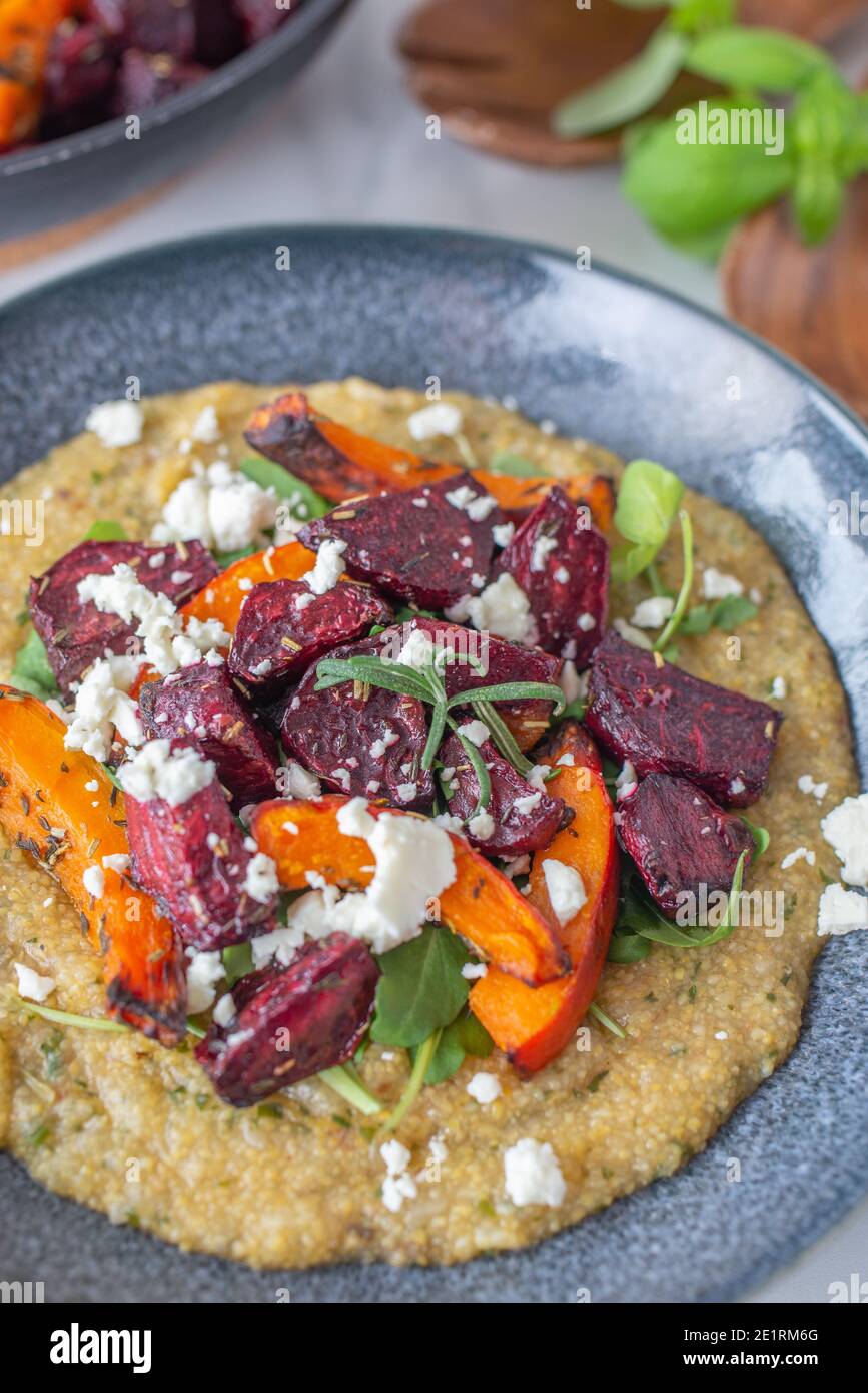cibo sano a base di piante, verdure arrosto vegane con piatto di polenta Foto Stock