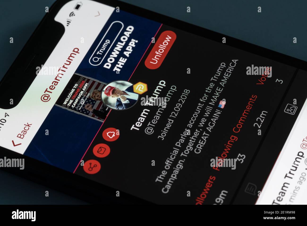 Morgantown, WV - 9 gennaio 2021: Telefono moderno con l'app di social media Parler che mostra l'account Team Trump in disputa con Twitter Foto Stock