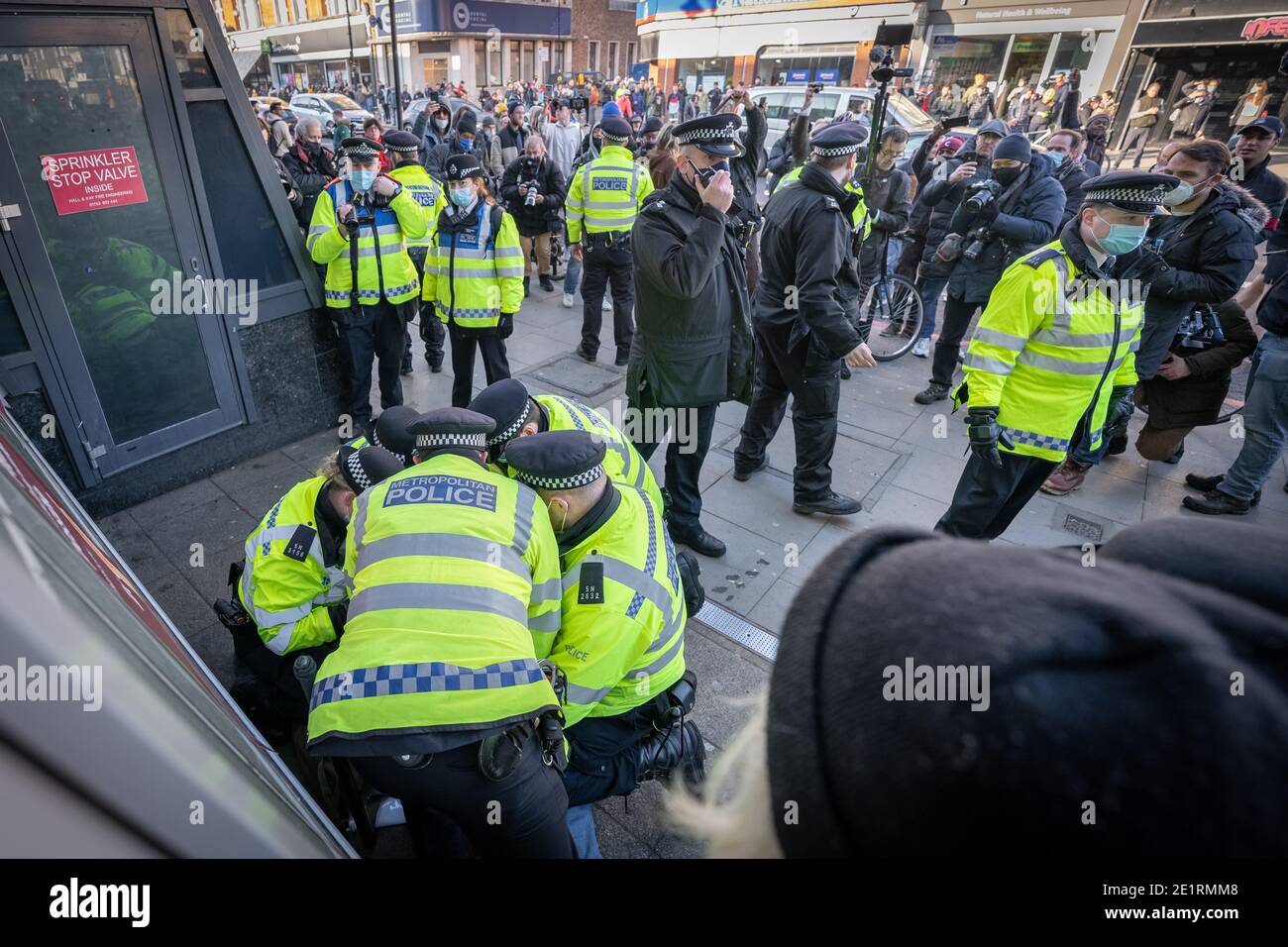Londra, Regno Unito. 9 gennaio 2021. Coronavirus: Gli arresti vengono effettuati durante un tentativo di incontro anti-blocco a Clapham Common contro le attuali restrizioni di blocco del governo, tra cui gli incontri pubblici a distanza sociale e su larga scala. I sostenitori cospiratori rifiutano i vaccini e affermano che la pandemia COVID-19 è una bufala. Credit: Guy Corbishley/Alamy Live News Foto Stock