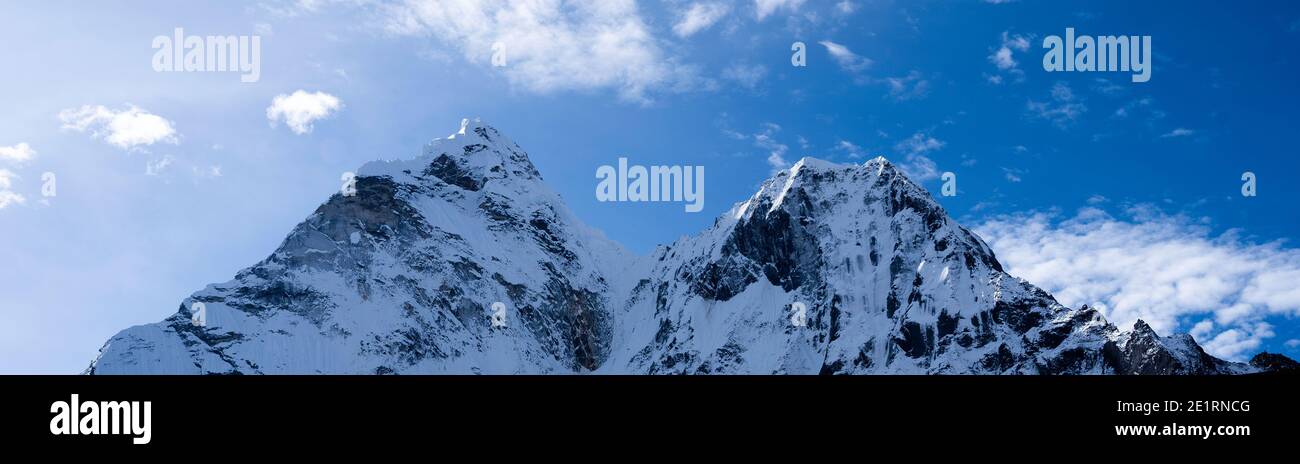 Viaggio ad alta quota / fotografia di paesaggio durante una spedizione di trekking e arrampicata attraverso l'Himalaya in Nepal. Foto Stock