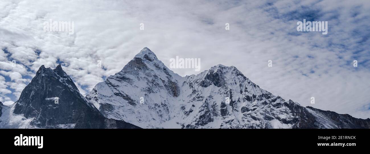 Viaggio ad alta quota / fotografia di paesaggio durante una spedizione di trekking e arrampicata attraverso l'Himalaya in Nepal. Foto Stock