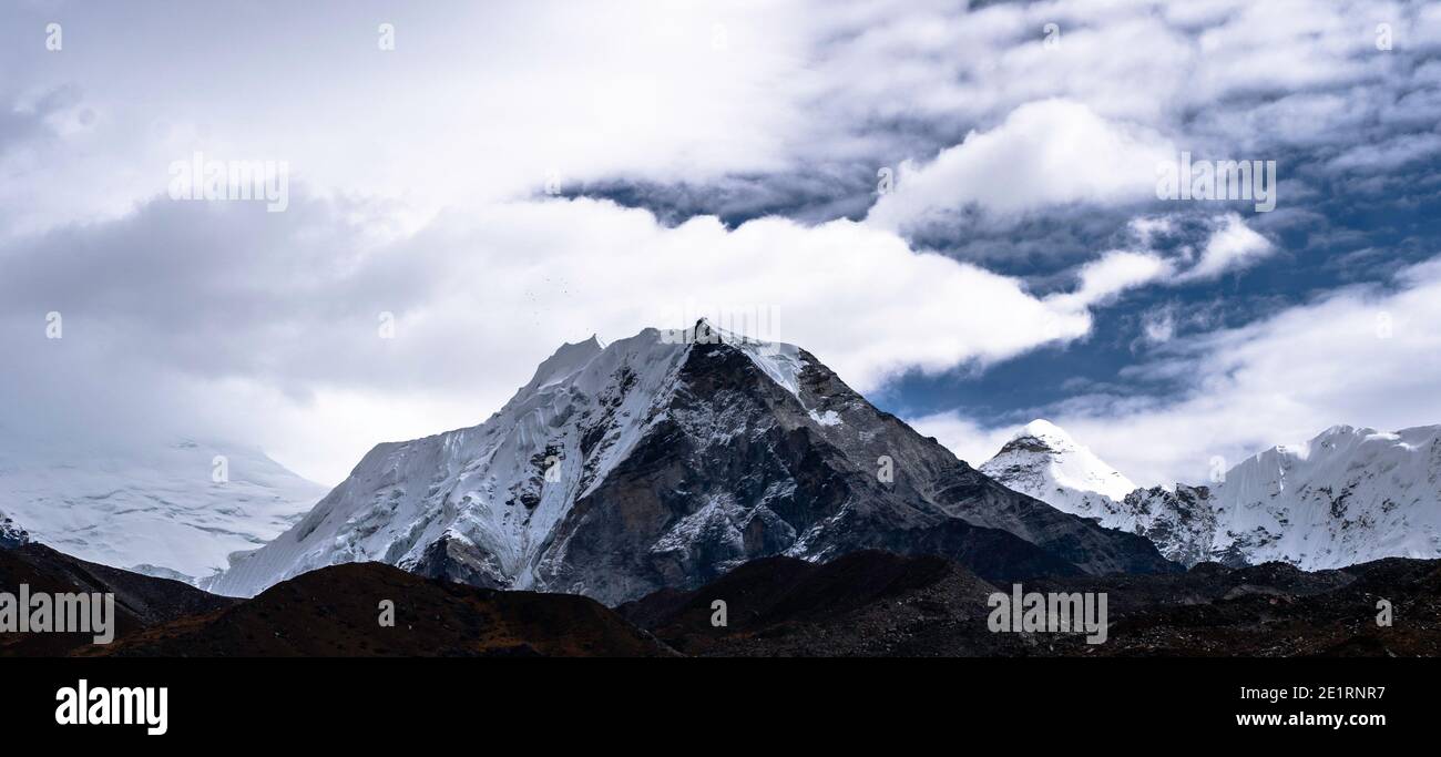 Viaggio ad alta quota / fotografia di paesaggio durante una spedizione di trekking e arrampicata attraverso l'Himalaya in Nepal. Foto Stock