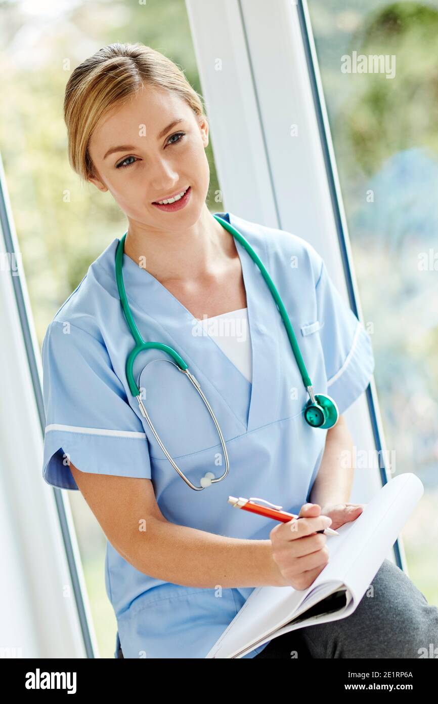 Infermiere parlando al paziente Foto Stock