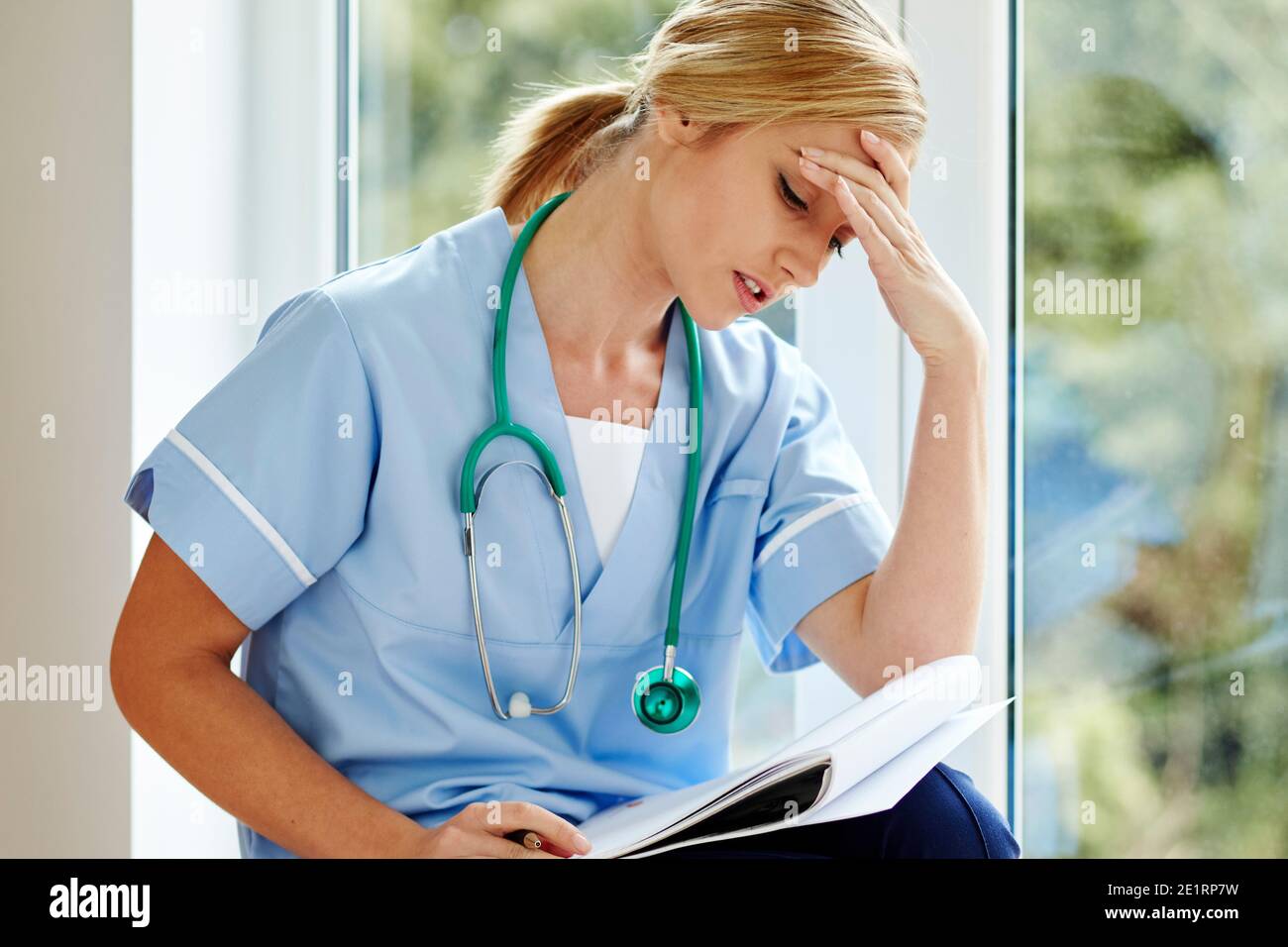 Infermiere stanco al lavoro Foto Stock