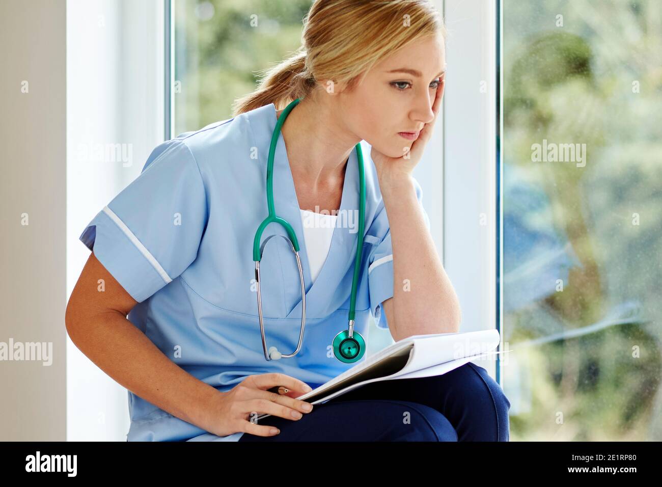 Infermiere stanco al lavoro Foto Stock