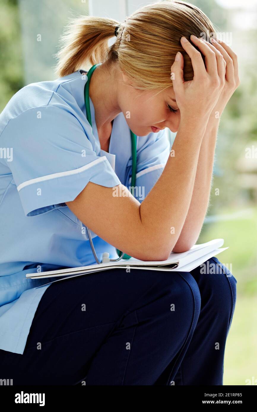 Infermiere stanco al lavoro Foto Stock