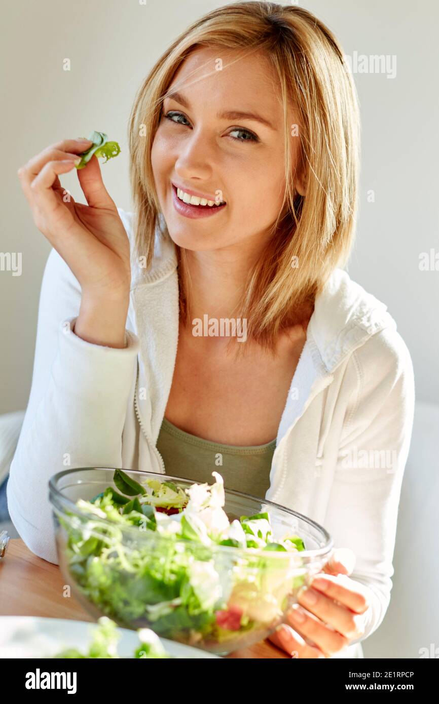 Donna insalata mangiare Foto Stock