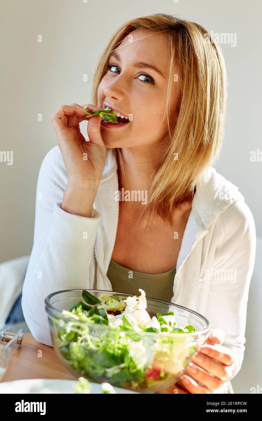 Donna insalata mangiare Foto Stock
